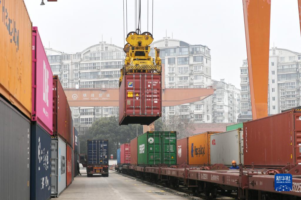 2月8日，在常州站铁路货场，装载新能源汽车的集装箱被装上海铁联运班列。