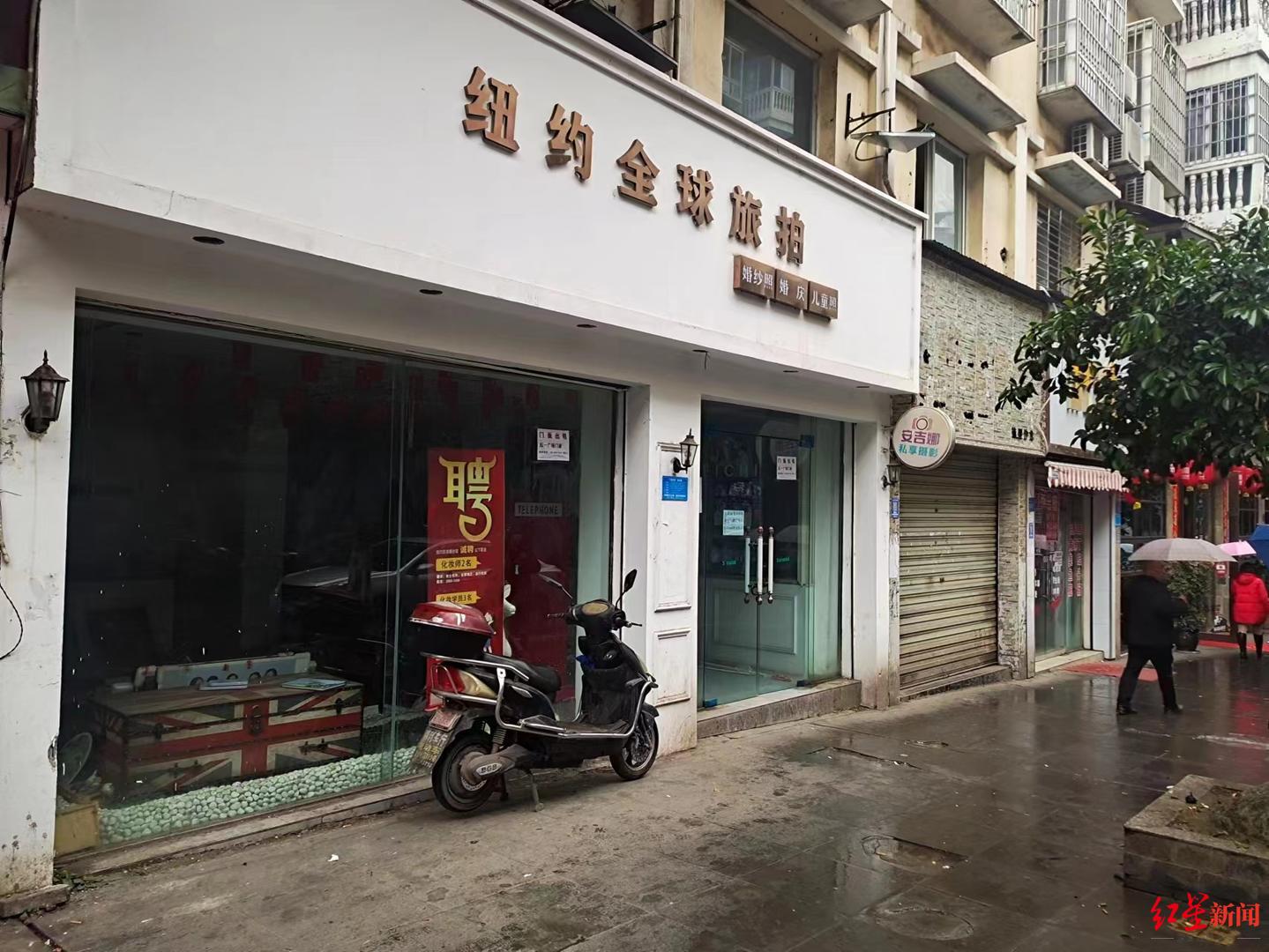 该摄影店位于蓬溪县商业中心