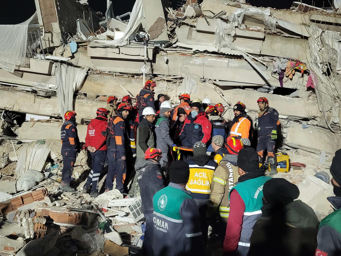 救援队：中国救援队在土耳其震区投入救援，与土方共同营救出一名孕妇幸存者