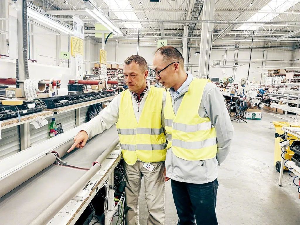 2022年7月，丁言东参观波兰客户的工厂。