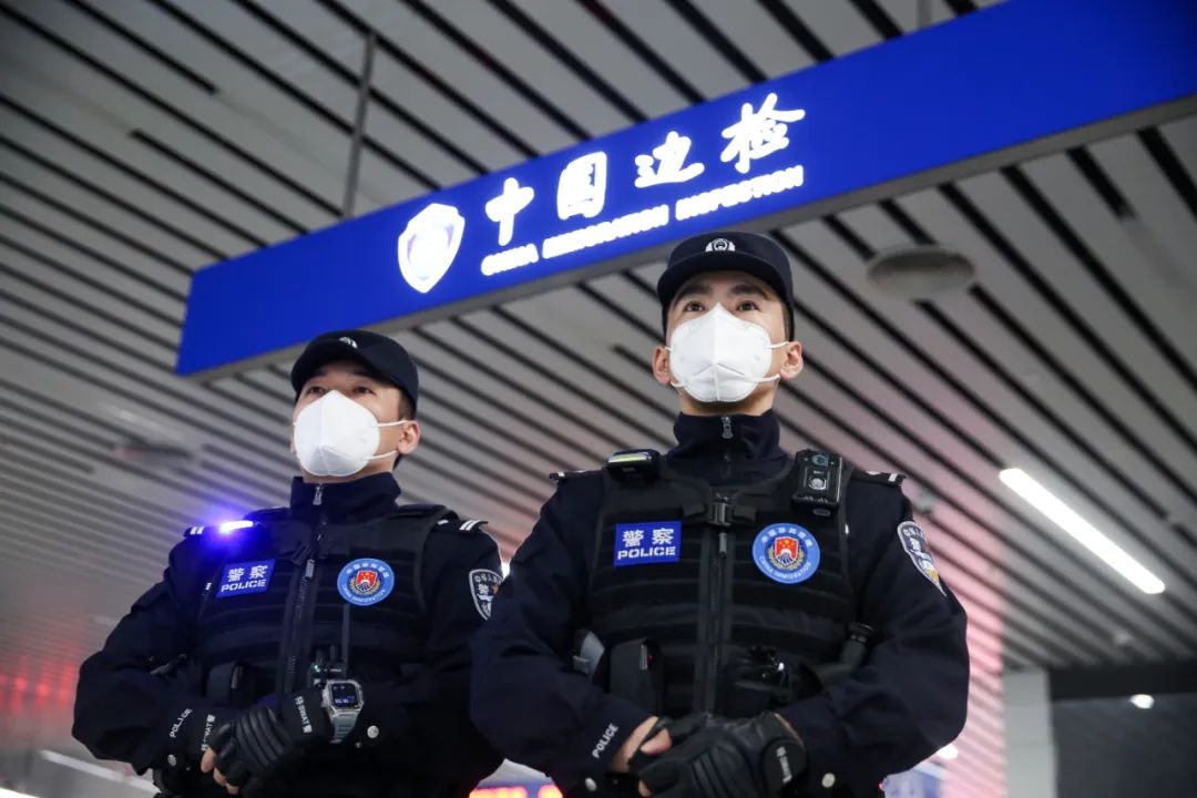图为白云边检站移民管理警察在入境大厅遂行警戒任务.