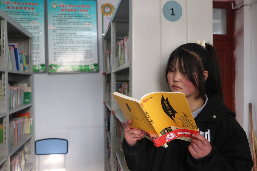 焕然一新的图书室中，崭新的书籍吸引着同学们的目光。刘舟 摄