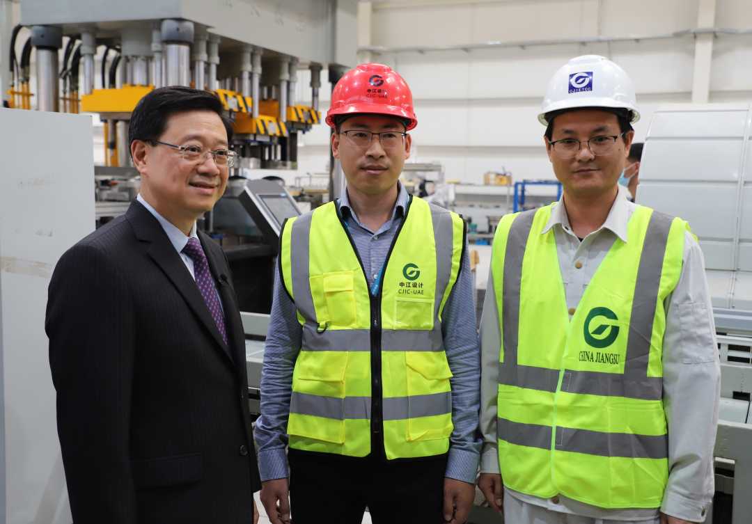 香港特别行政区行政长官李家超与园区工作人员交流