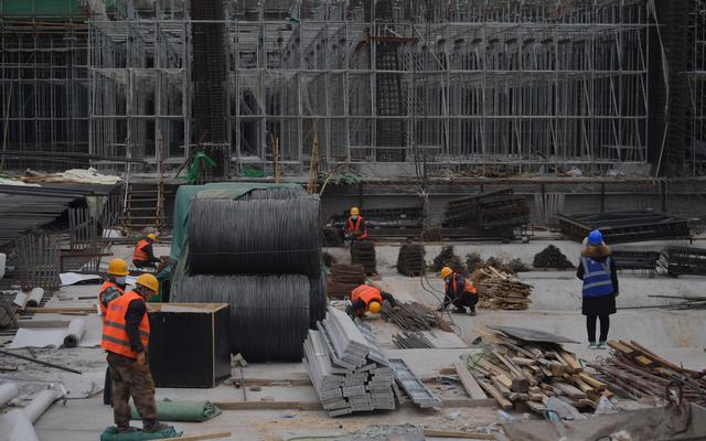 2月9日，北京丰台站交通枢纽项目，工人在进行施工作业。新京报记者 李木易 摄