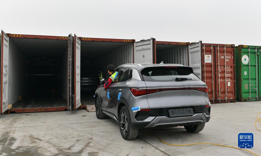 2月8日，国产新能源汽车驶入集装箱装运。