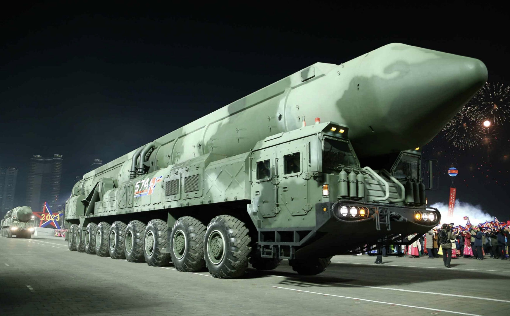 朝鲜展示的新型洲际弹道导弹 图源：劳动新闻