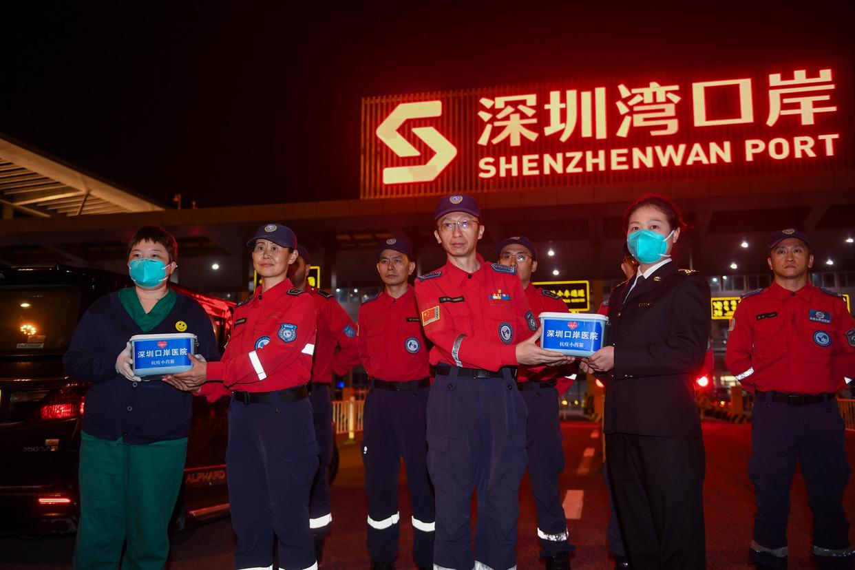 2月8日,在深圳湾口岸,深圳海关向深圳公益救援队先遣队赠送药品.