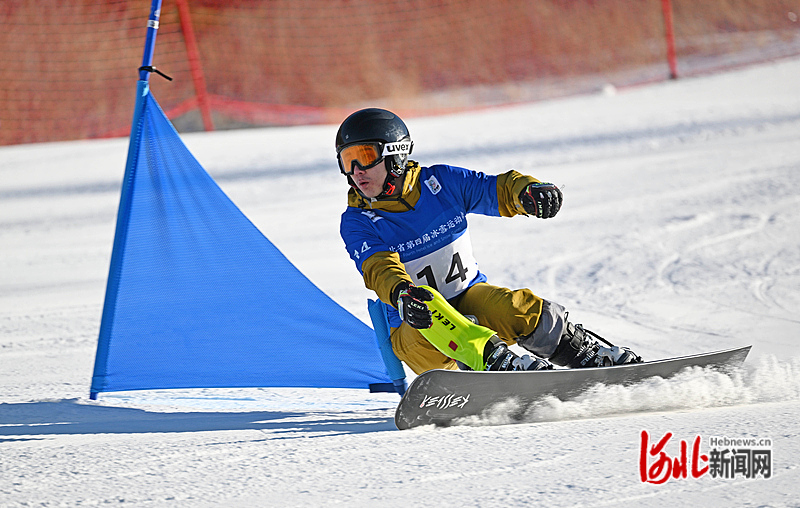 2月6日,参赛选手在单板滑雪大回转项目比赛中.