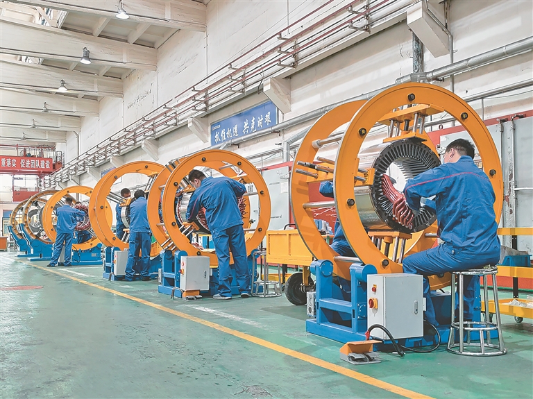 电工车间下接线班组正在进行下线工作.图片由受访单位提供