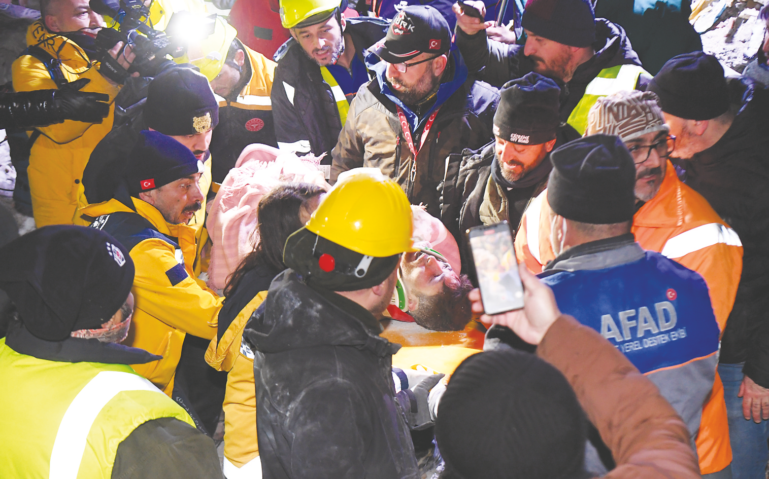     2月7日晚，在土耳其卡赫拉曼马拉什省南部的埃尔比斯坦地区，救援人员转移地震废墟中的幸存者