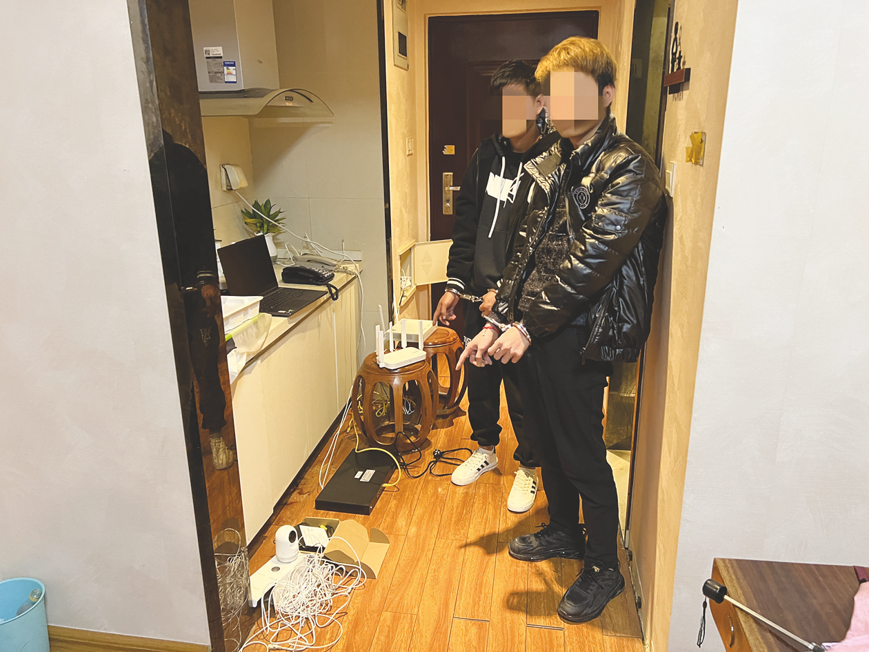 &nbsp;&nbsp;&nbsp;&nbsp;嫌疑人指认作案现场(邕宁警方供图)