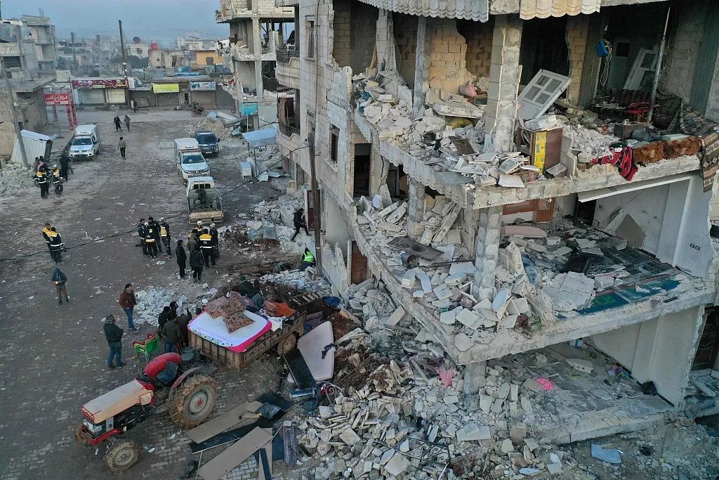 当地时间2023年2月9日，叙利亚阿勒颇，很多建筑因地震损毁严重。图/视觉中国