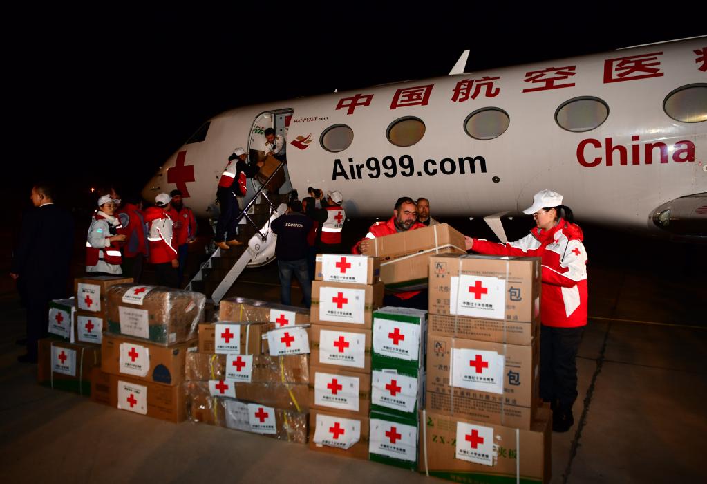 2月9日，工作人员在叙利亚首都大马士革卸载中国红十字援助的医疗物资。新华社发（阿马尔·萨法尔贾拉尼摄）