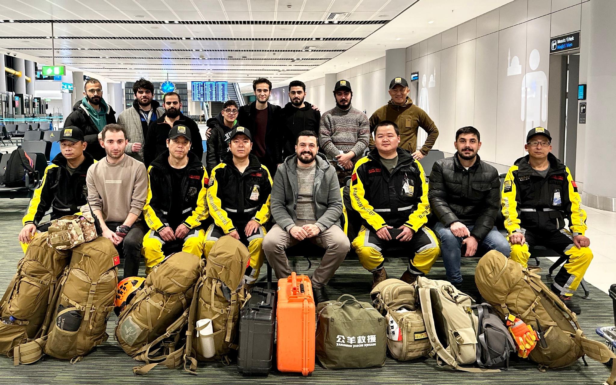 2月8日,公羊救援队先遣队抵达土耳其伊斯坦布尔并与当地志愿者见面.