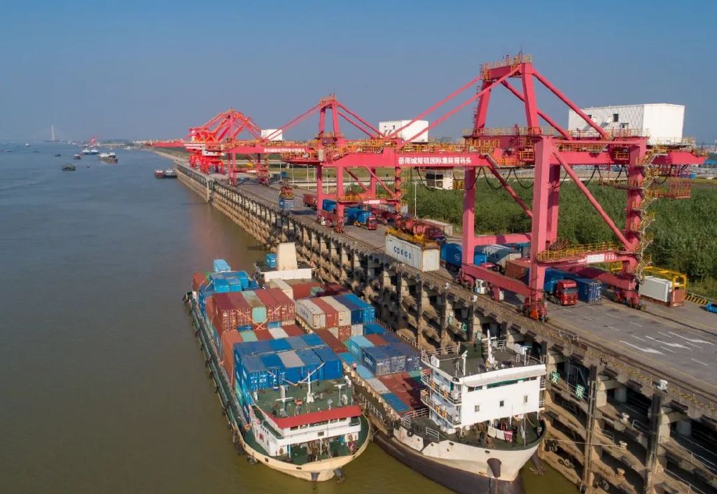 岳阳城陵矶国际集装箱码头,一艘艘江海轮整齐排列在岸边等待装卸作业.