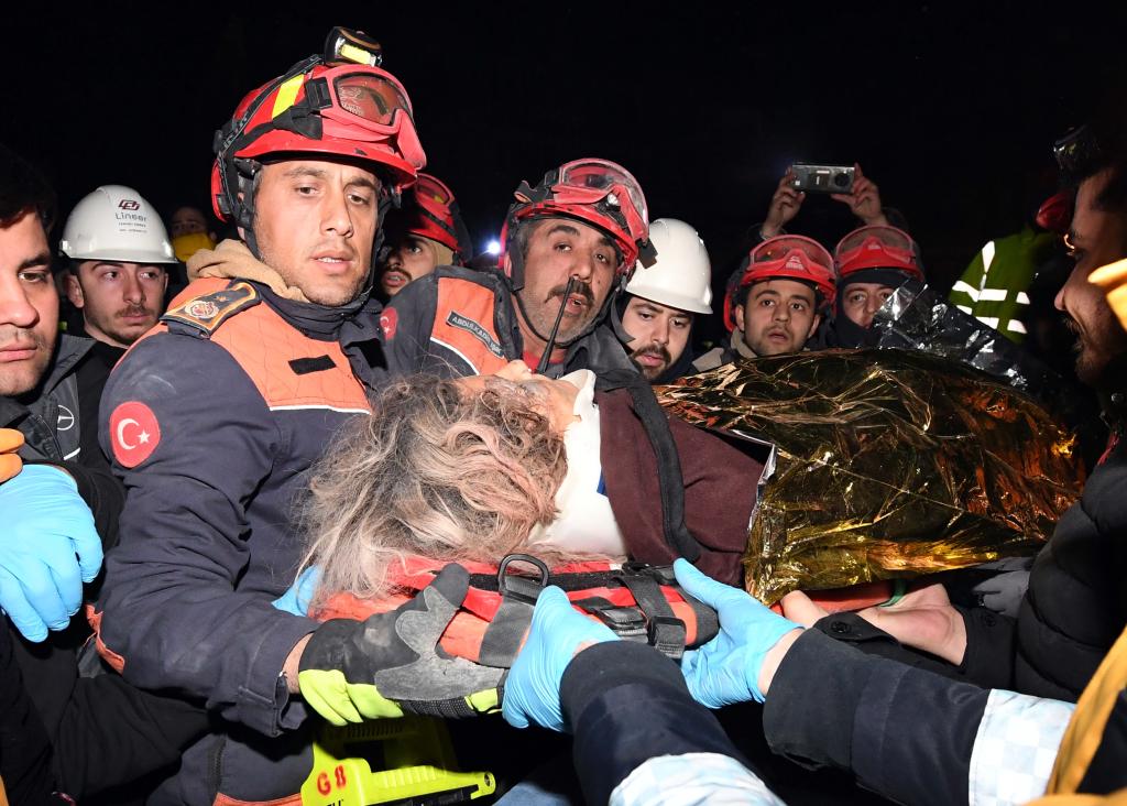 2月9日晚，在土耳其哈塔伊省安塔基亚市，中国救援队与土耳其救援队合力营救出的幸存者被抬出废墟。新华社记者沙达提摄