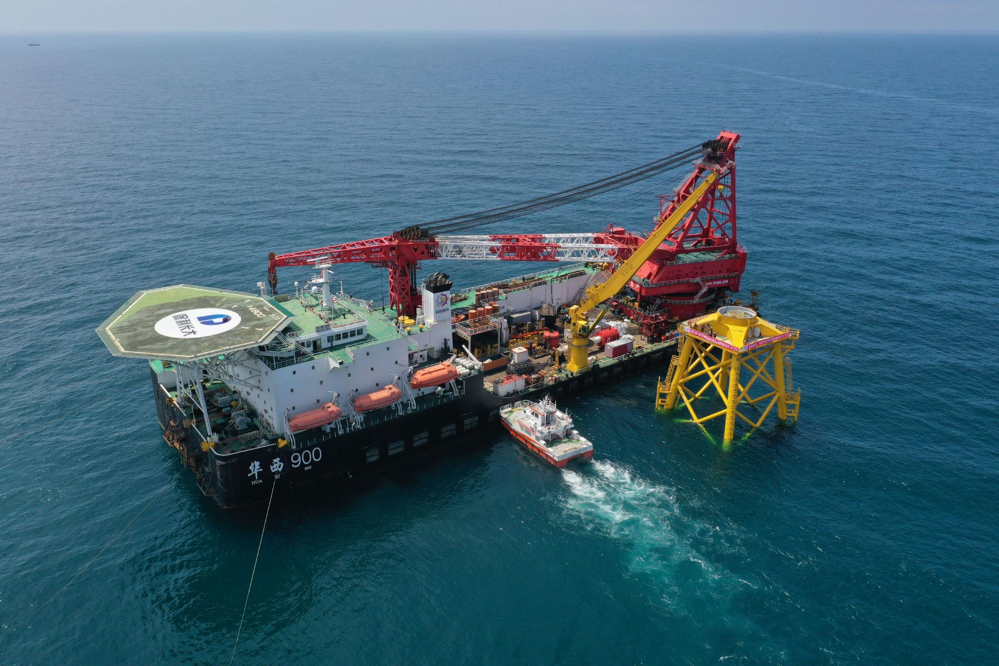 华西海工在阳江项目中进行导管架安装施工