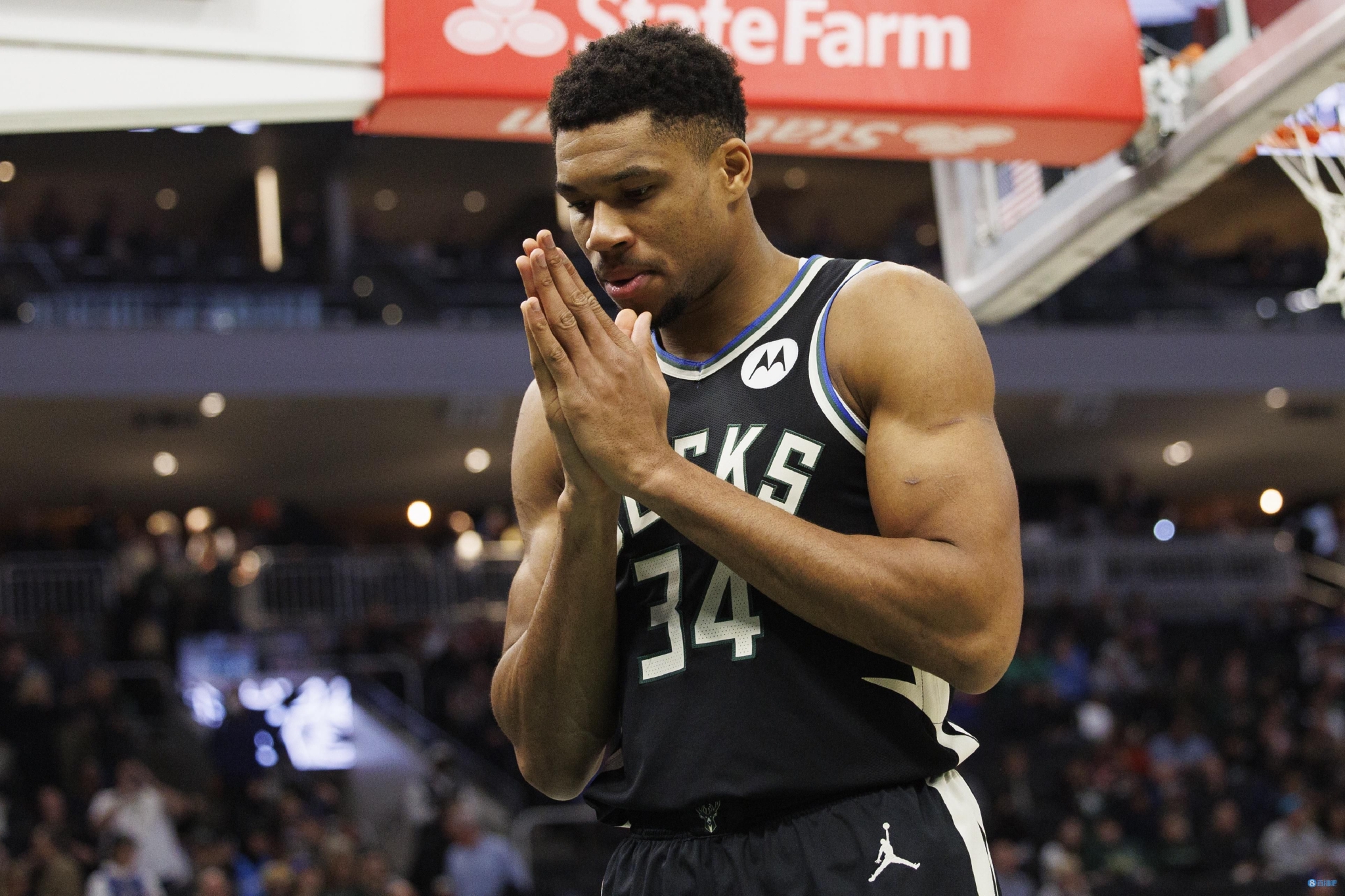 字母哥的内线统治力能否抗衡布克的外线火力输出