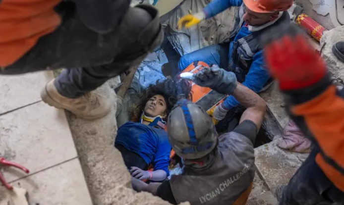 土耳其地震4天后，一名年轻人毫发无损被救出（社交媒体截图）