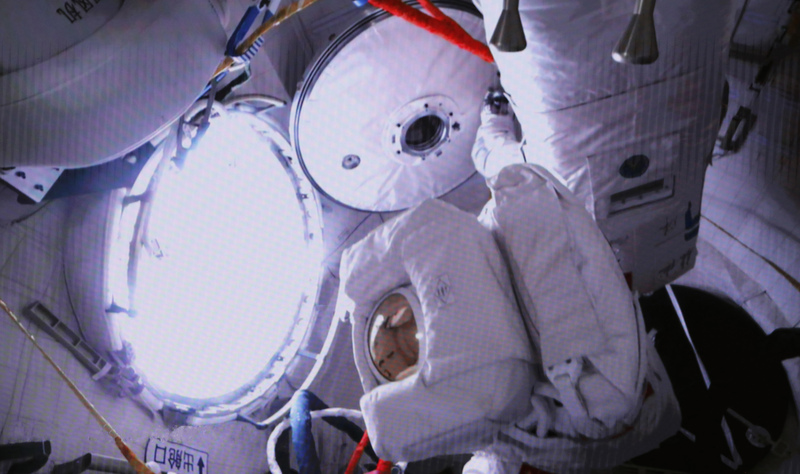 神舟十五号航天员费俊龙打开问天实验舱气闸舱出舱舱门