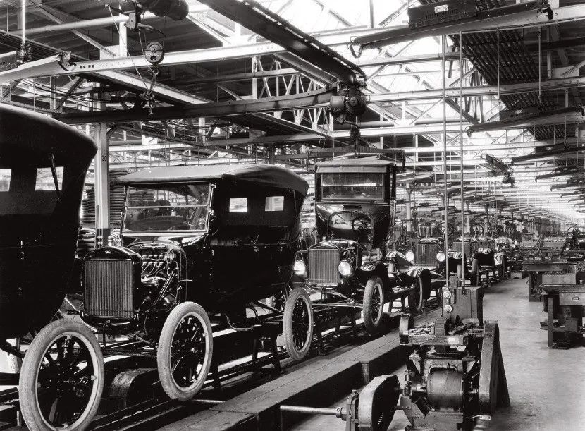 1920年代福特生产线在生产t型车,由于采用了装配流水线,1925年达到
