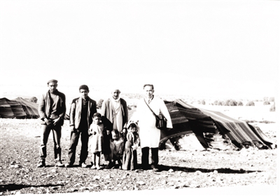△1963年，我国首支援外医疗队队员与阿尔及利亚牧民合影。