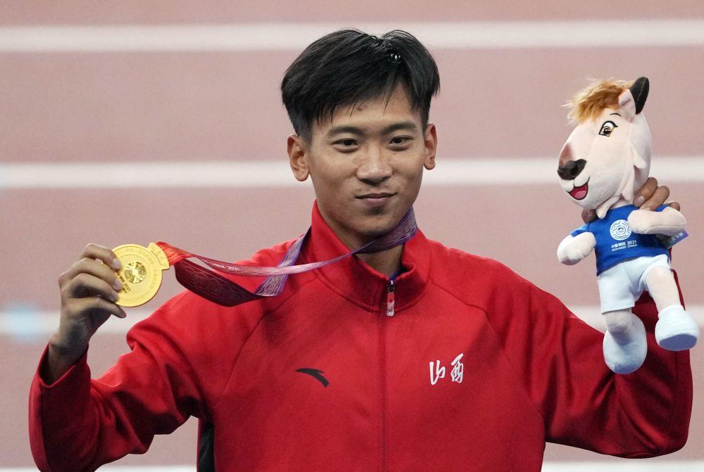 2021年9月22日,山西队选手李俊霖在第十四届全运会颁奖仪式上.