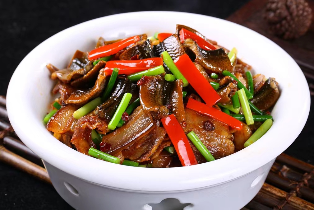 腊肉焖鳝鱼是一道传统民间菜,有补血益气,健脾养肝之效.