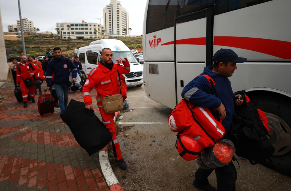 2月9日，在约旦河西岸城市拉姆安拉，巴勒斯坦救援队队员准备启程奔赴震区。新华社发（艾曼·诺巴尼摄）