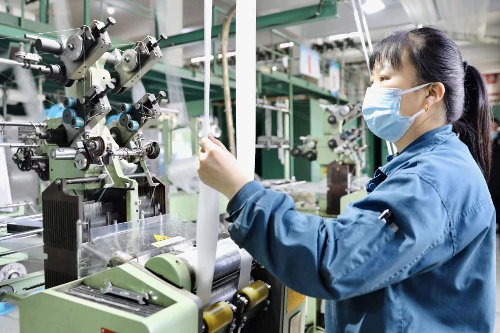 河北凤展织带有限公司生产车间内,工人进行编织工作.(受访者供图)