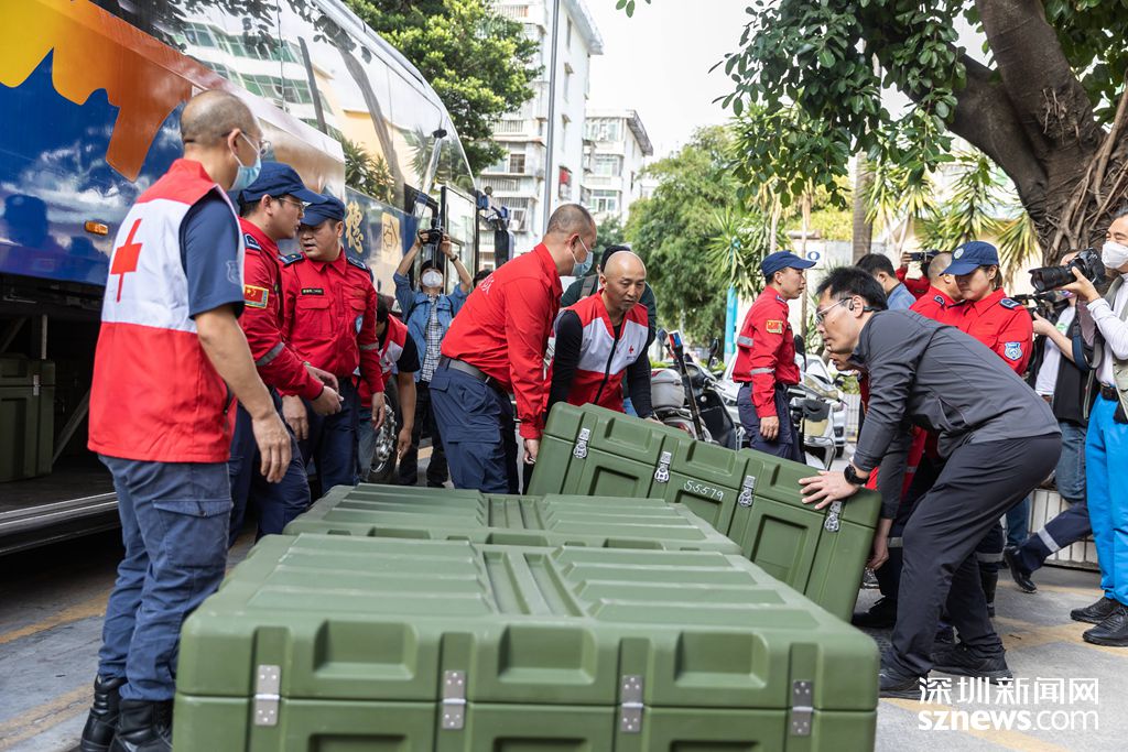 深圳公益救援队携带一批救援物资前往土耳其地震灾区.