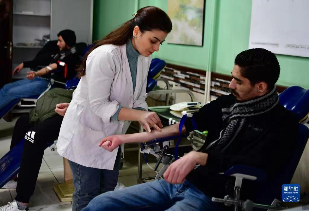 ↑在叙利亚大马士革，人们为地震中的伤者献血 新华社发
