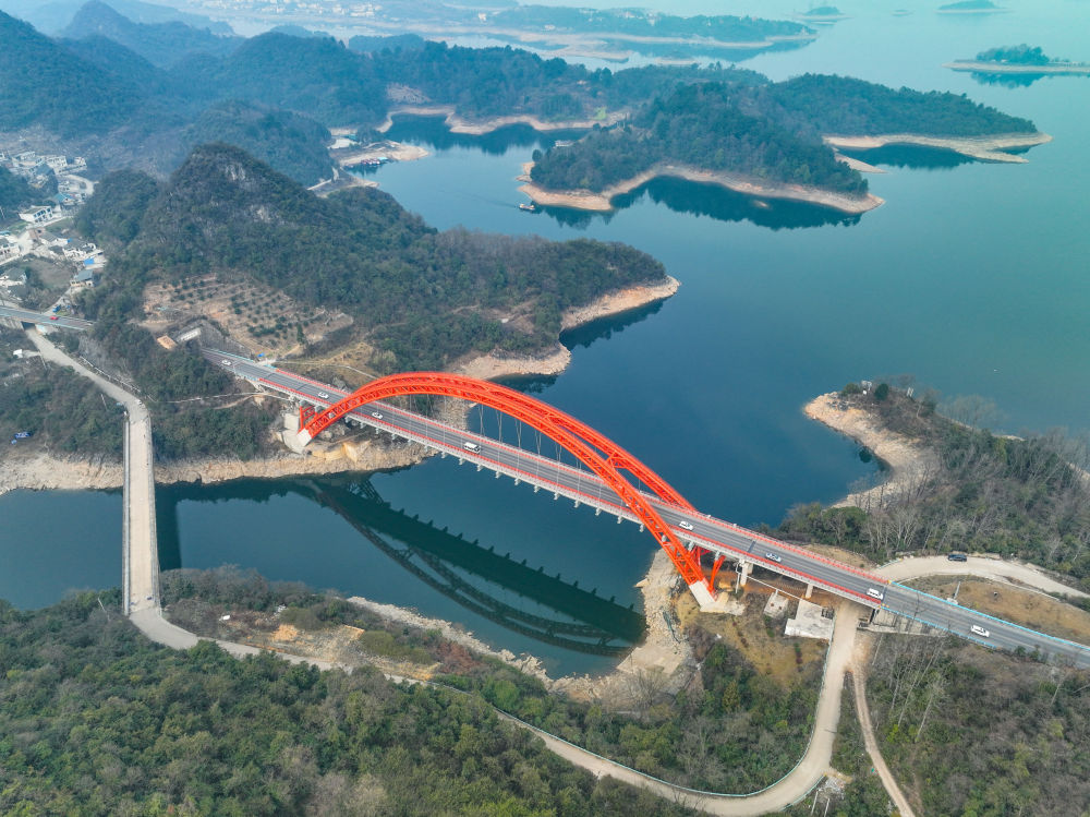　　这是2月1日拍摄的花鱼洞大桥（无人机照片）。新华社记者 欧东衢 摄