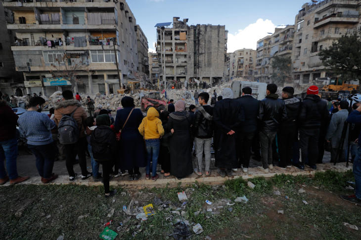 ↑地震数小时后，人们聚集在阿勒颇倒塌的建筑前