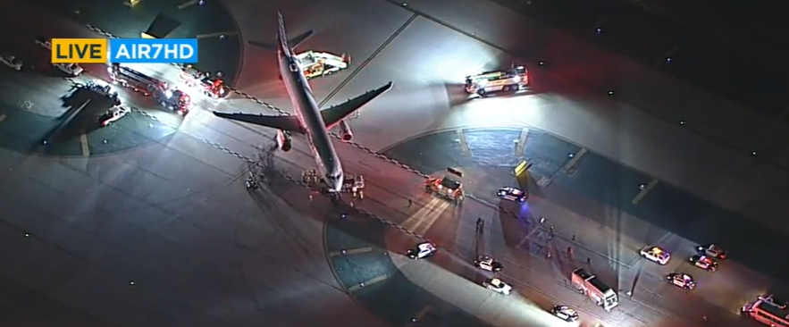 “洛杉矶”美媒：洛杉矶国际机场一飞机与大巴相撞，目前4人已被送医