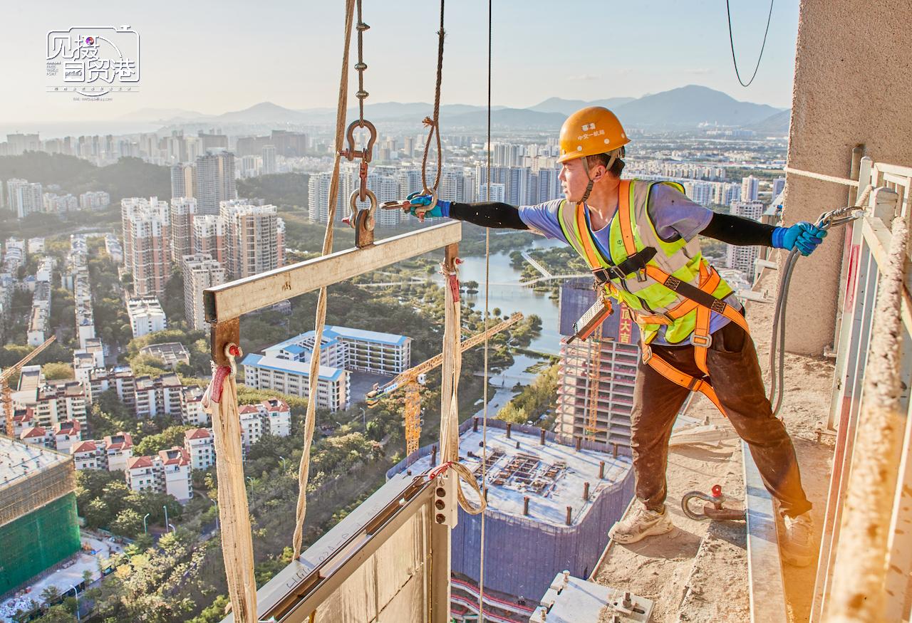 工人进行幕墙安装工作.海南日报记者 封烁 摄