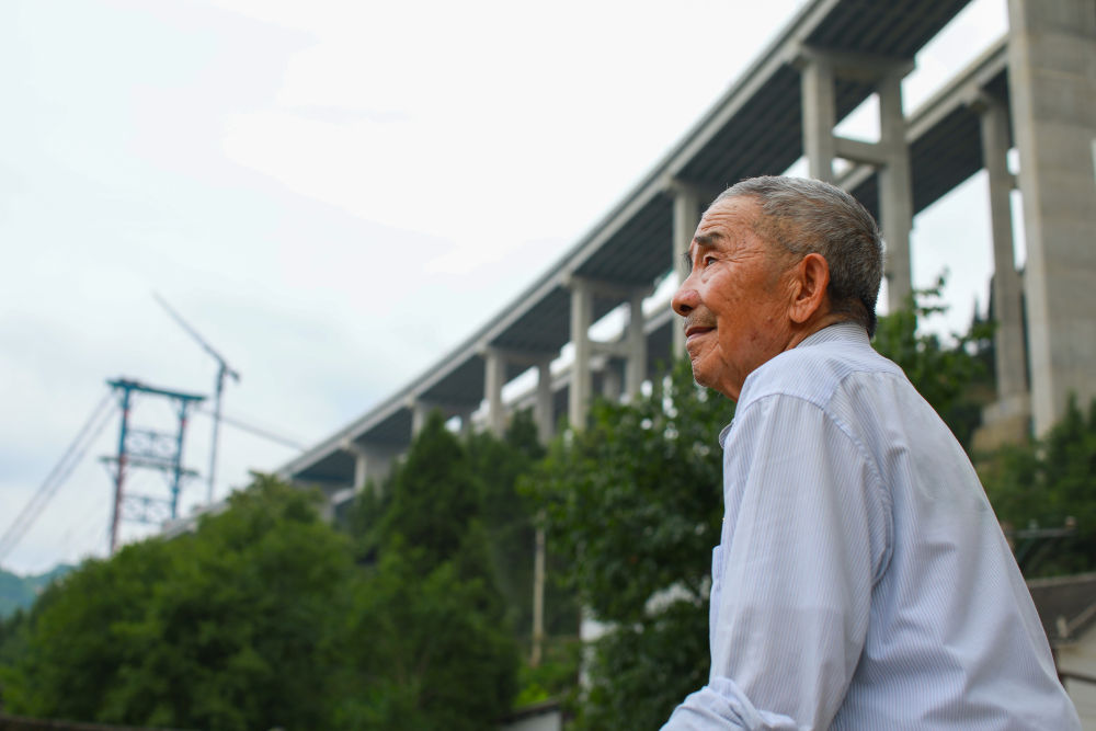 　　黄大发老人在村旁的大发渠特大桥下远眺（2021年6月16日摄）。新华社记者 刘续 摄