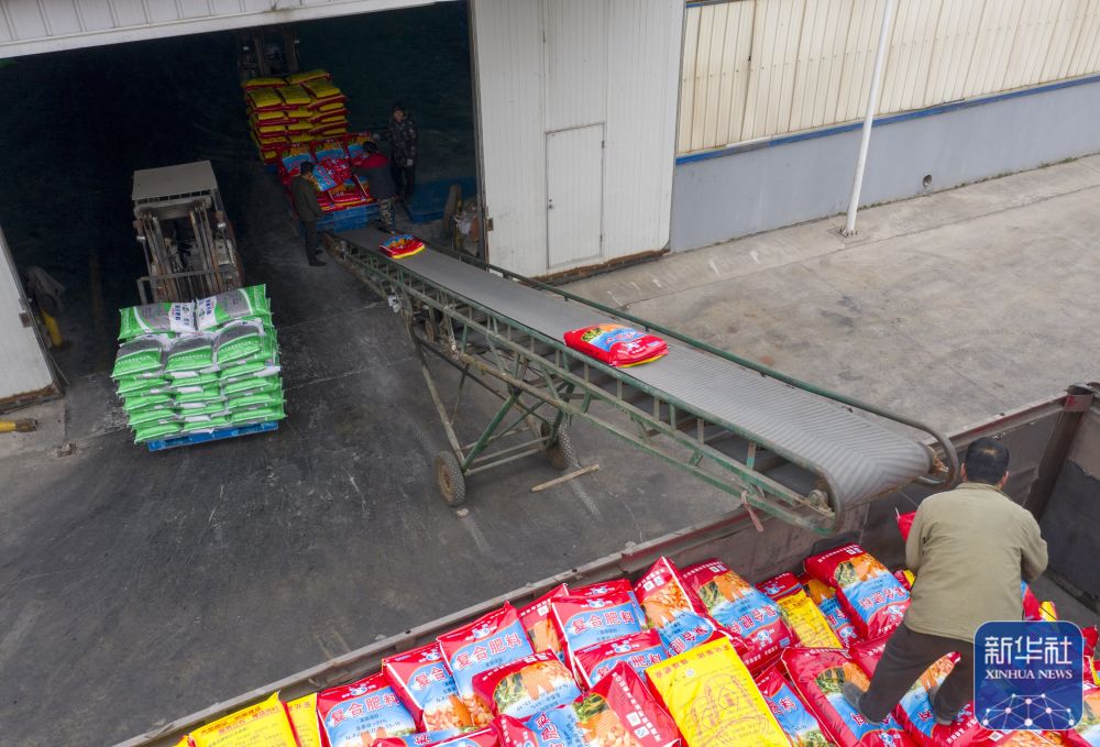 　　↑2月8日，在安阳万庄公铁物流园，工作人员在装运化肥（无人机照片）。新华社记者 李嘉南 摄