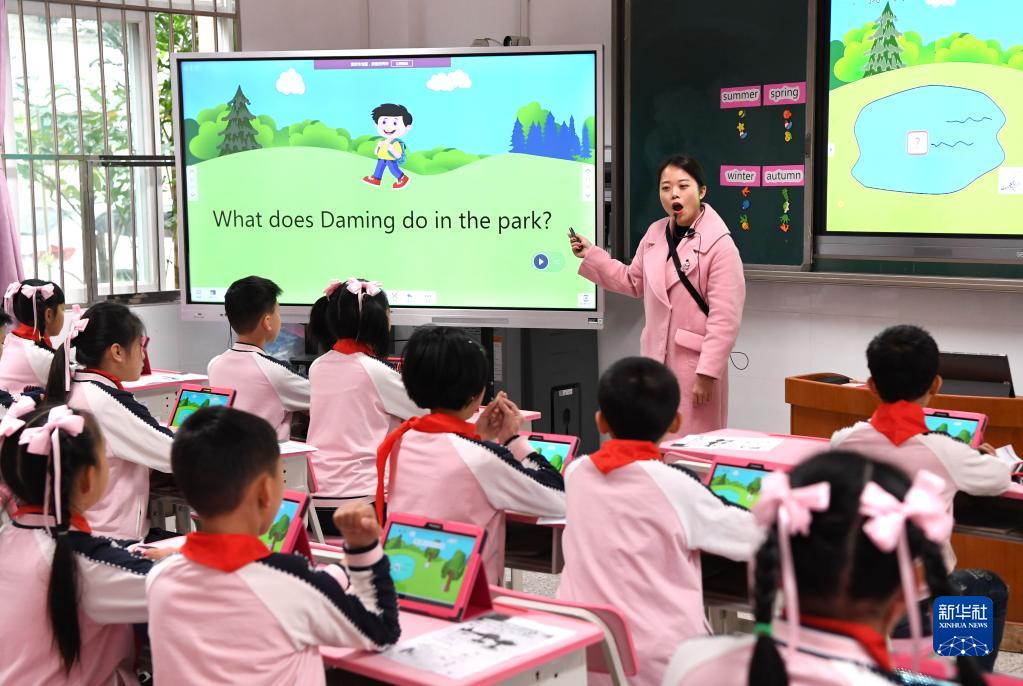 南宁市玉兰路小学的学生在智慧教室上英语课（2018年12月27日摄）。新华社记者 周华 摄