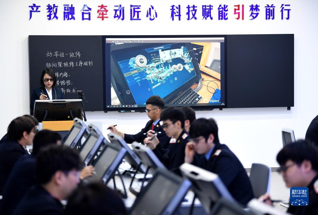 在西安铁路职业技术学院，学生在动车组VR智慧课堂上模拟检修（2022年4月29日摄）。新华社记者 李一博 摄