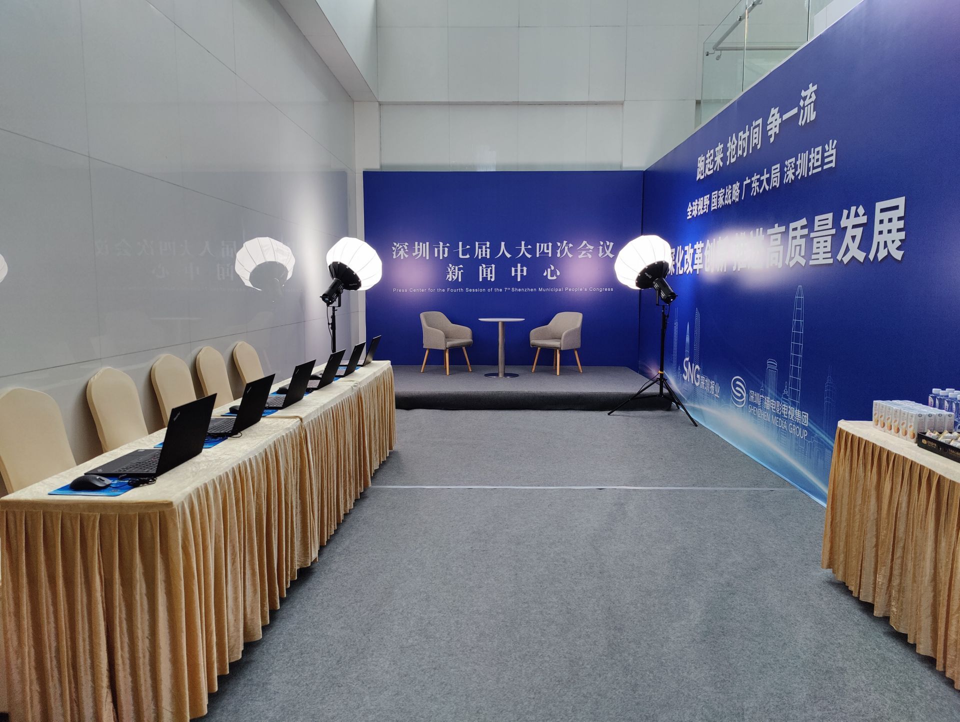 让学生娃多睡一会儿：江苏多地中小学延迟到校取消早读 1月19日起南通市多所中小学推行延迟到校政策小学以8点后为主要入校时间初中到校时间均推迟到7时30分以后。澎湃新闻注意到除了南通新年以来江苏南京、苏州、无锡、徐州等市部分中小学也已推迟入校时间不安排早读等集体教学活动。上周五南通多所中