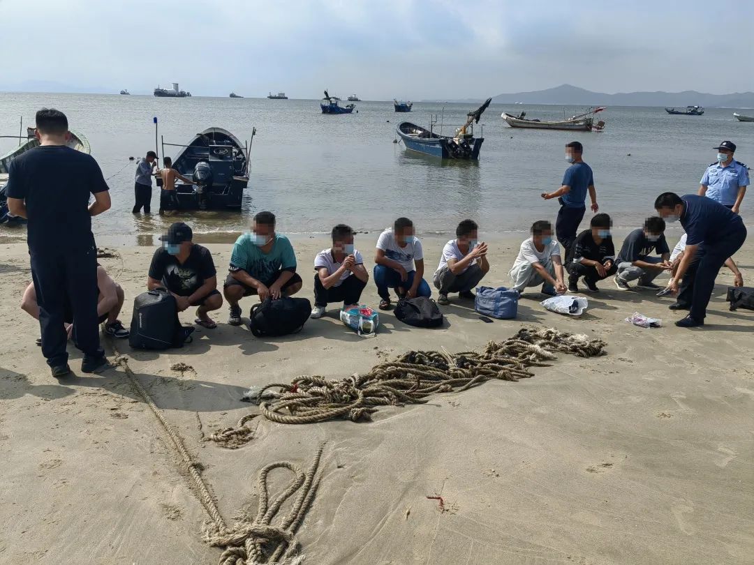 图为移民管理警察联合广西,广东警方斩断海上偷渡通道.