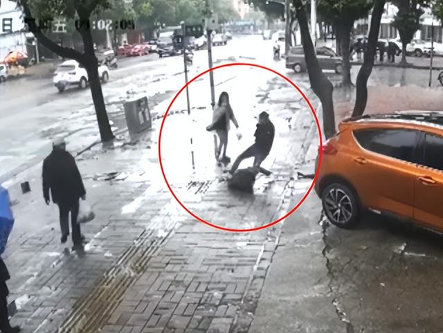 男子当街抱摔女子拖拽踹头 警方回应：两人系情侣关系