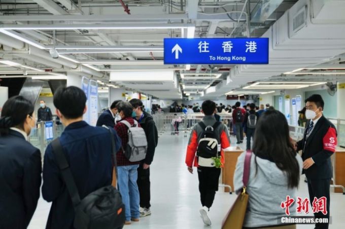 资料图：图为前往香港的旅客有序出境。图/中新社记者陈文