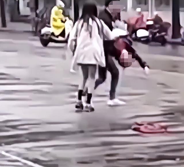 男子当街抱摔女子拖拽踹头 警方回应：两人系情侣关系