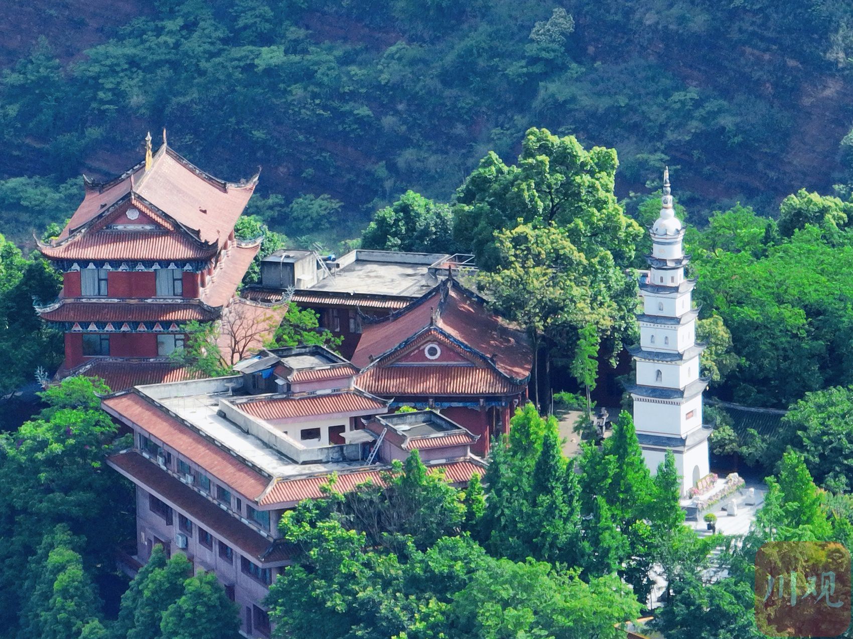 崇州白塔湖景区因隋朝白塔而得名,位于崇州市道明镇.