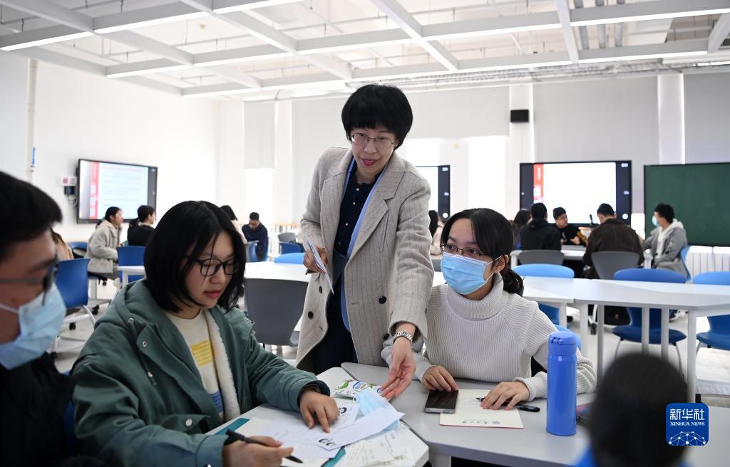 老师和学生在南开大学的研讨型智慧教室内交流（2021年3月22日摄）。新华社记者 李然 摄