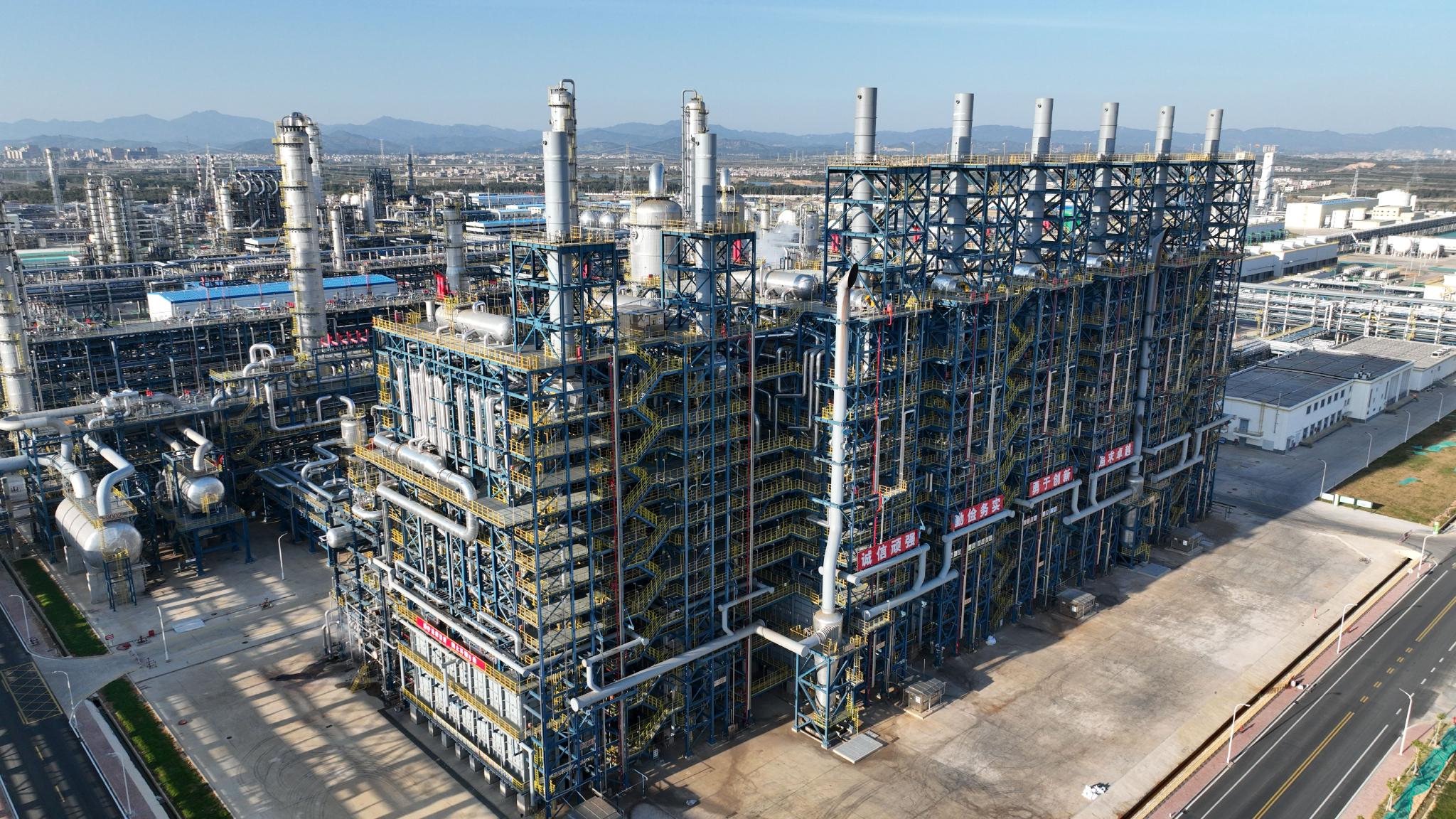 中国石油南方炼化基地广东石化全项目投料试车成功