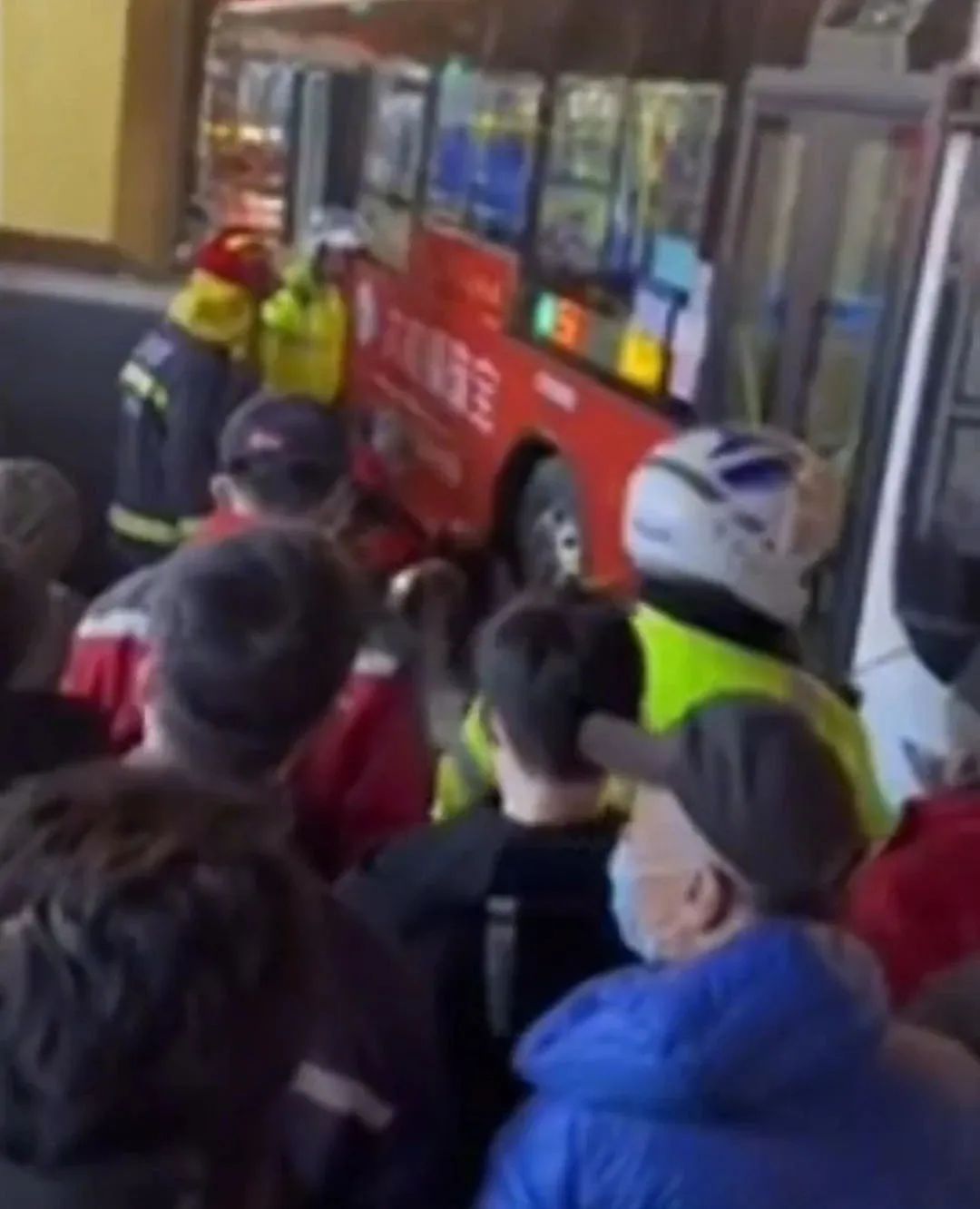 女孩获救。现场视频截图现场探访