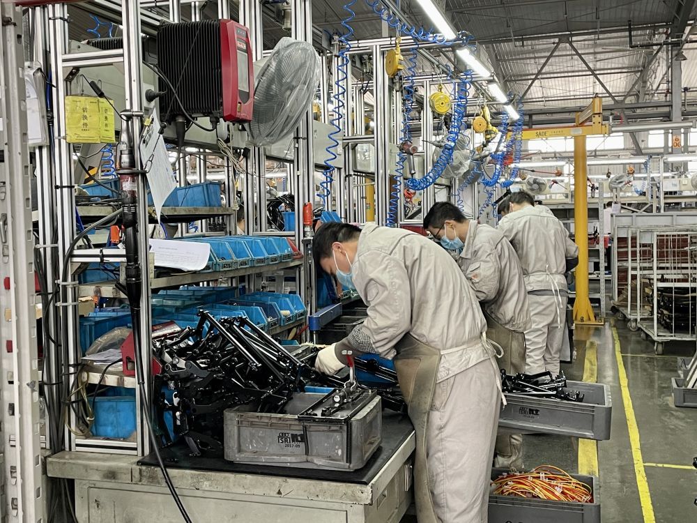 西安伊思灵华泰汽车座椅有限公司生产车间繁忙的工作场景.受访者供图